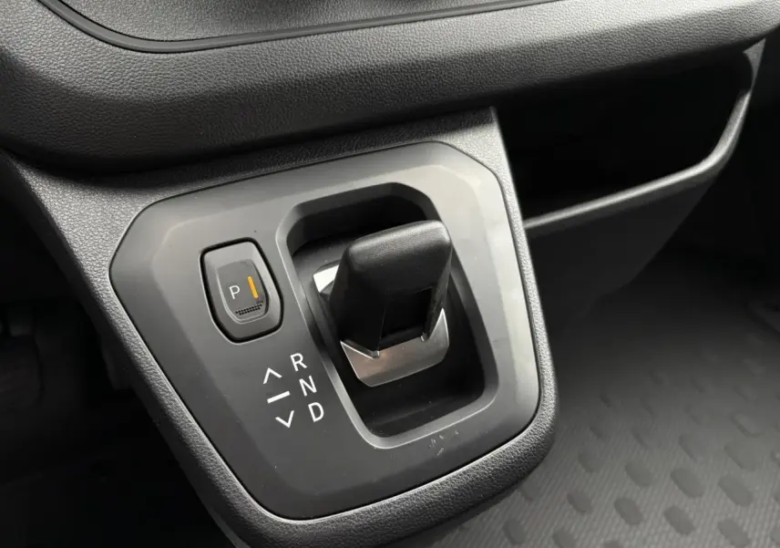 Le levier de vitesses automatique noir du Renault Trafic Fourgon 2025 vu de près avec plancher antidérapant gris.