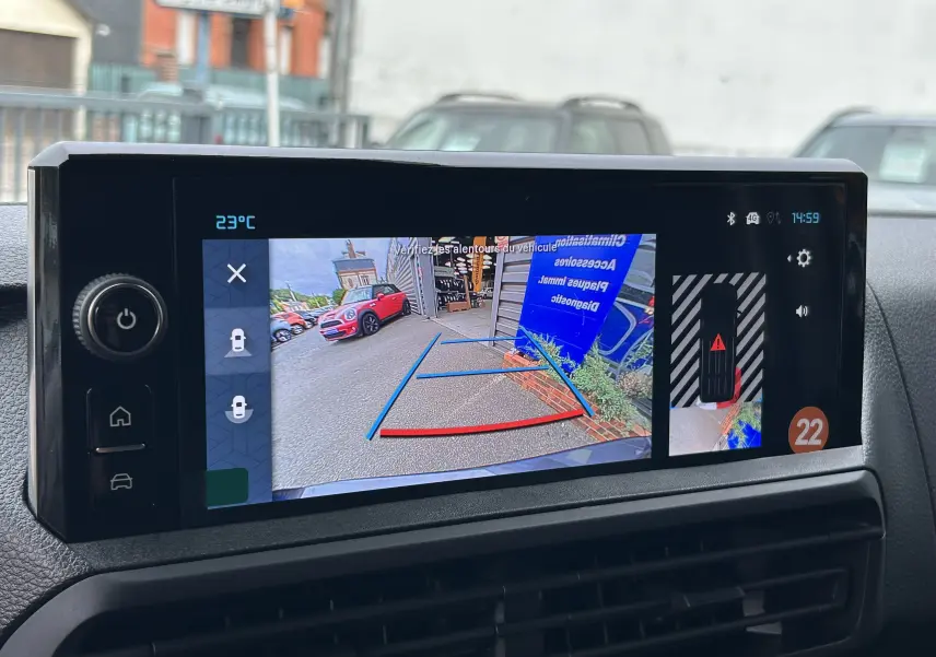 Écran multimédia du Citroën Jumpy gris titane montrant la caméra de recul avec guidage dynamique en extérieur.