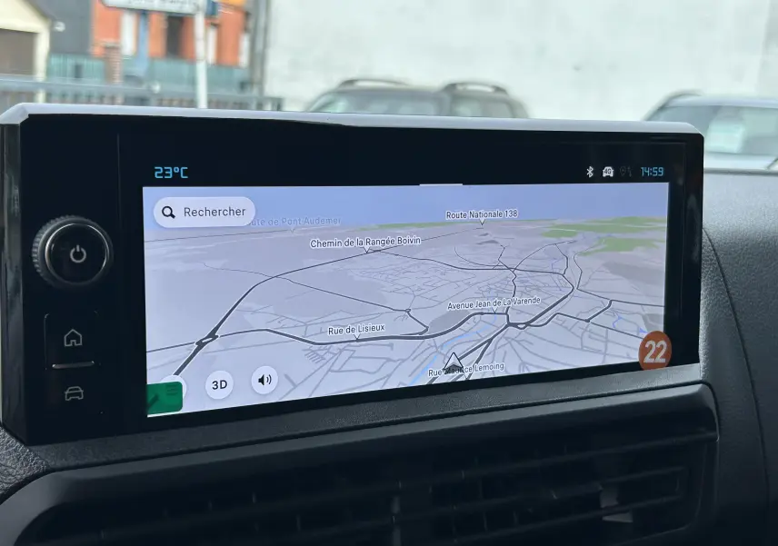 Écran tactile du GPS intérieur du Citroën Jumpy gris titane 2025 affichant une carte routière détaillée.