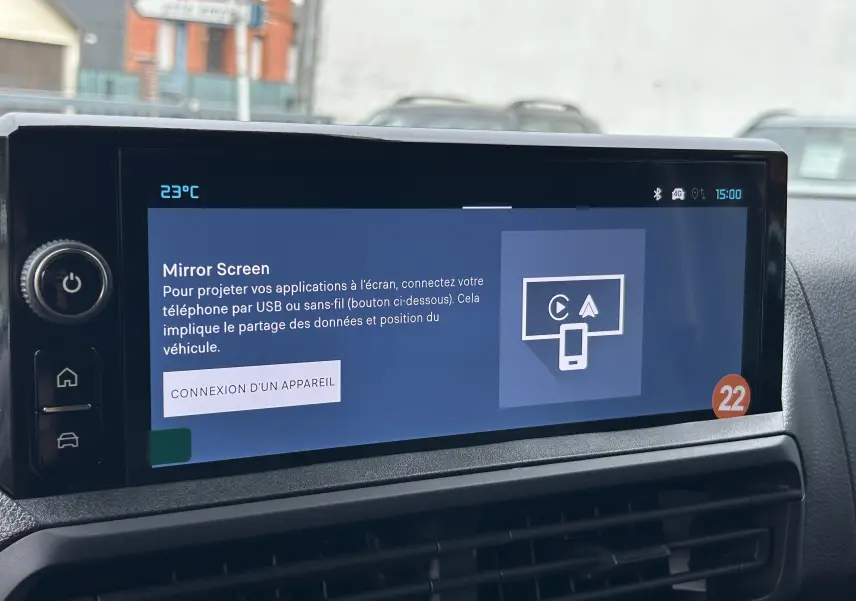 Écran tactile central du Citroën Jumpy gris titane 2025 affichant la fonction Mirror Screen à 15h00.