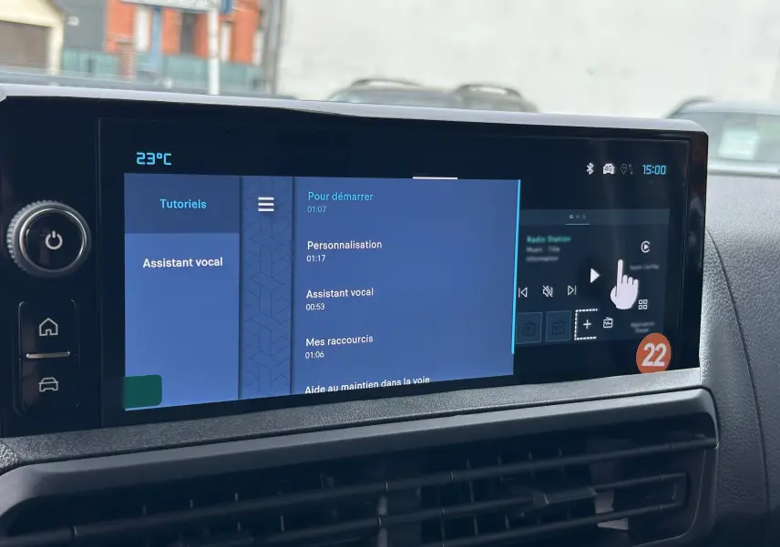 Écran tactile central du tableau de bord du Citroën Jumpy gris titane, affichant les options d'assistant vocal et tutoriels.