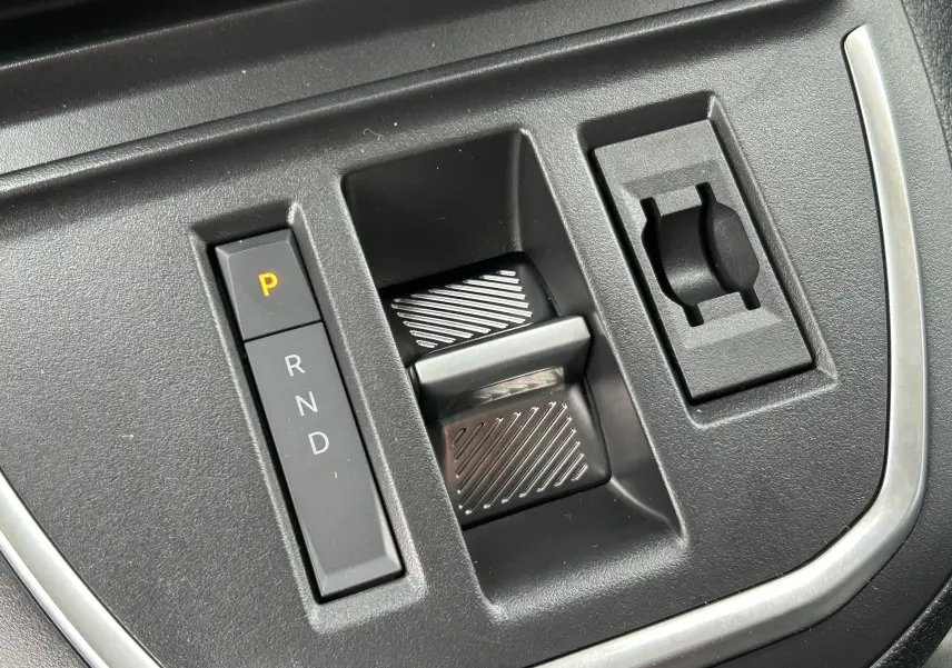 Gros plan sur la commande de boîte automatique avec sélecteur P, R, N, D du Citroën Jumpy gris titane.