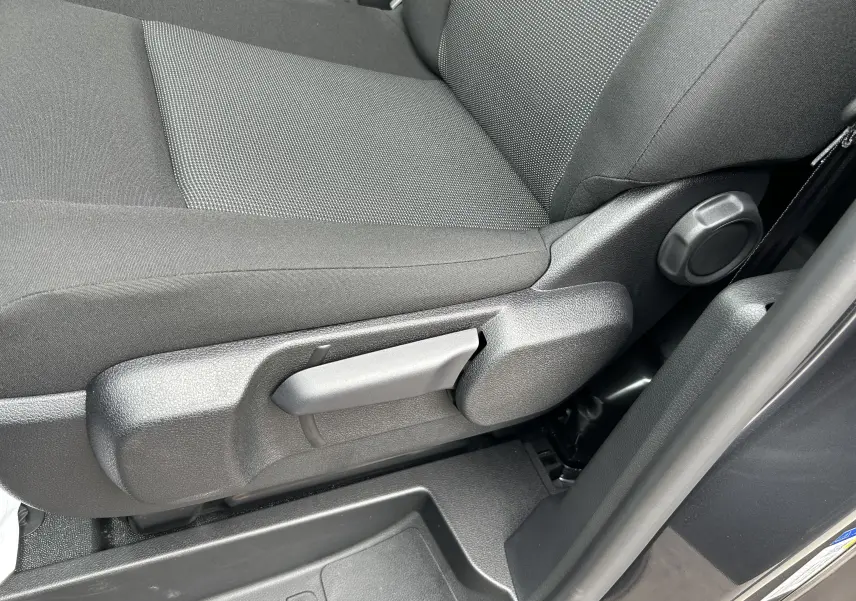 Gros plan sur le siège avant droit gris tissu du Citroën Jumpy Ph.2 M BlueHDi 145 avec réglages manuels visibles.