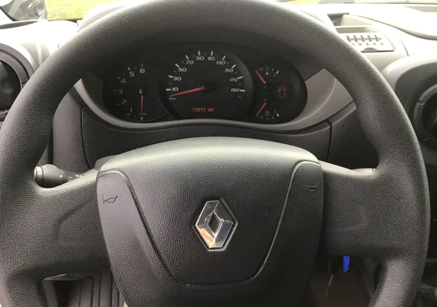 Vue rapprochée du volant noir avec logo Renault et tableau de bord du Master Combi III blanc de 2017.