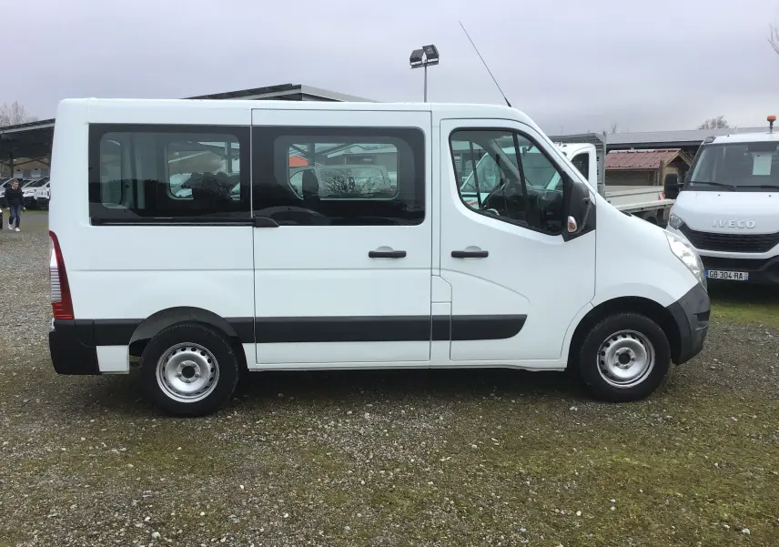 Profil côté droit d’un Renault Master Combi III blanc de 2017, avec fenêtres teintées et jantes acier simples.