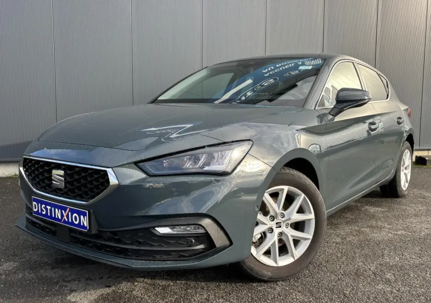 Vue 3/4 avant droite d'une SEAT Leon 2.0 TDI 115 Style bleu Fjord avec jantes alliage 16 pouces et phares LED.