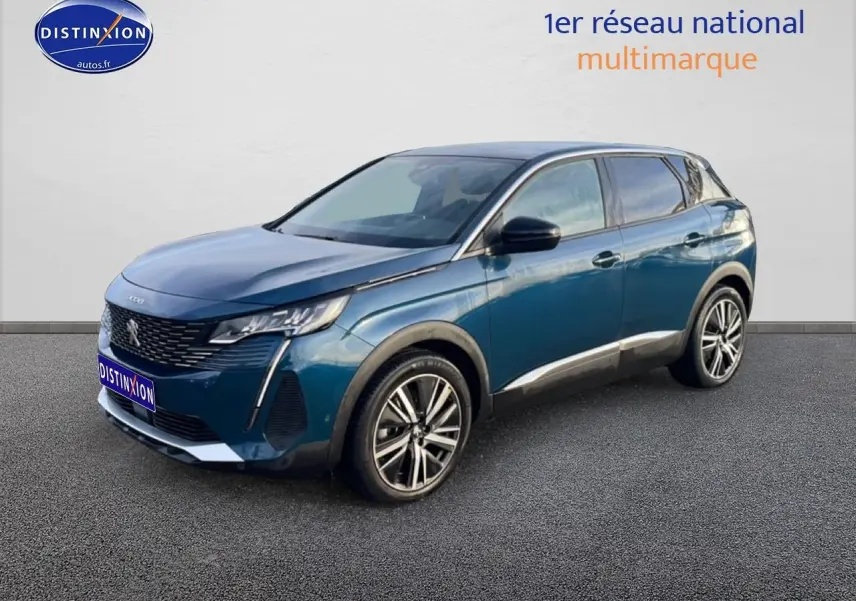 Peugeot 3008 bleu en vue 3/4 avant droit, avec calandre chromée et jantes alliage visibles.