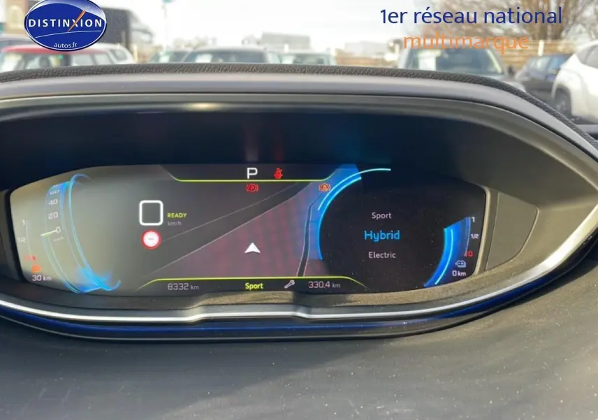 Tableau de bord numérique du Peugeot 3008 hybride 2024 affichant le mode Sport et Hybrid, vue frontale rapprochée.
