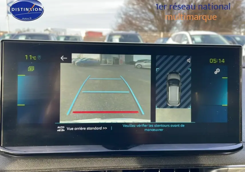Écran tactile intérieur montrant la caméra de recul et l'aide au stationnement du Peugeot 3008 bleu 2024.