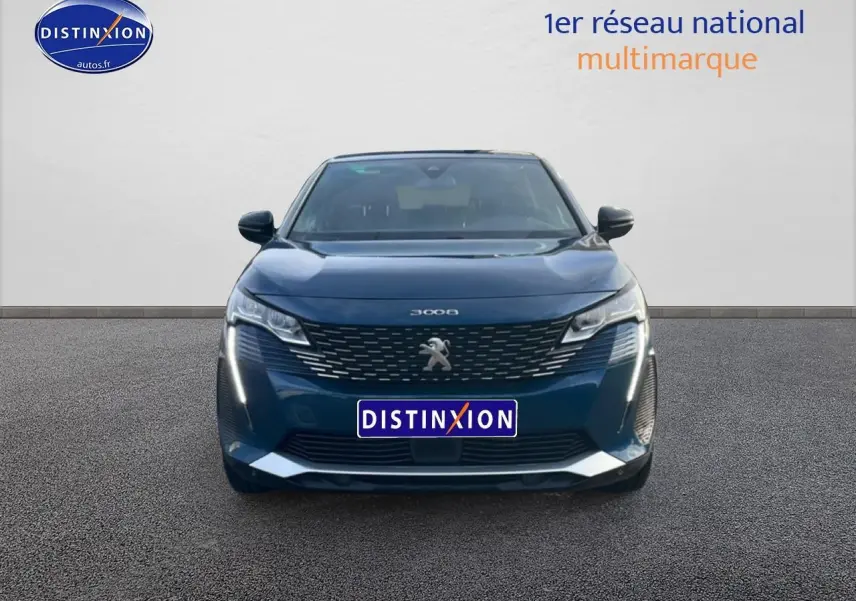 Vue frontale d’un Peugeot 3008 bleu 2024 avec calandre chromée et feux LED verticaux allumés.