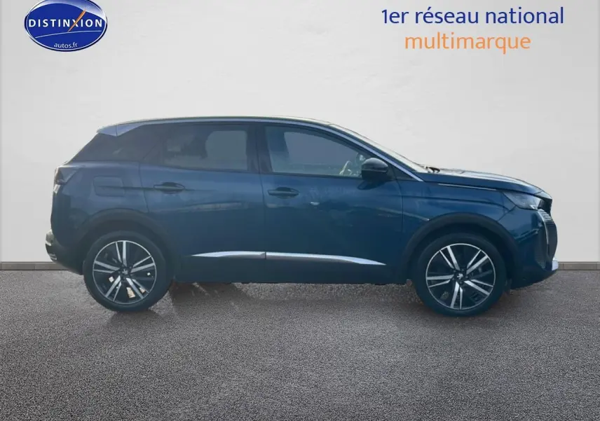 Vue de profil côté gauche d’un Peugeot 3008 bleu 2024 avec jantes alliage et inserts chromés sur bas de caisse.