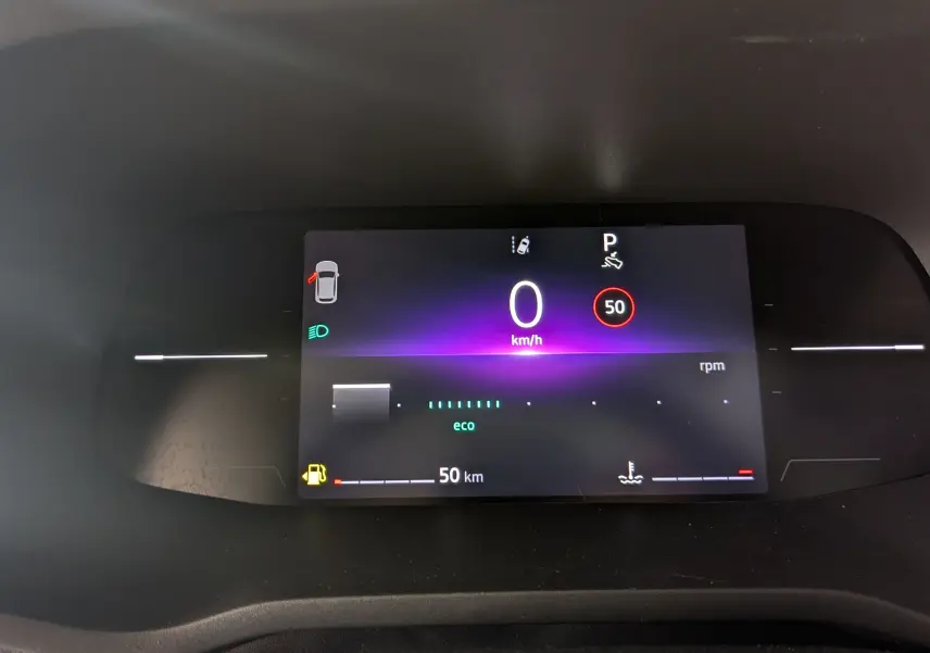 Tableau de bord numérique du Renault Trafic L2H1 2025 affichant 0 km/h, mode éco et autonomie de 50 km.