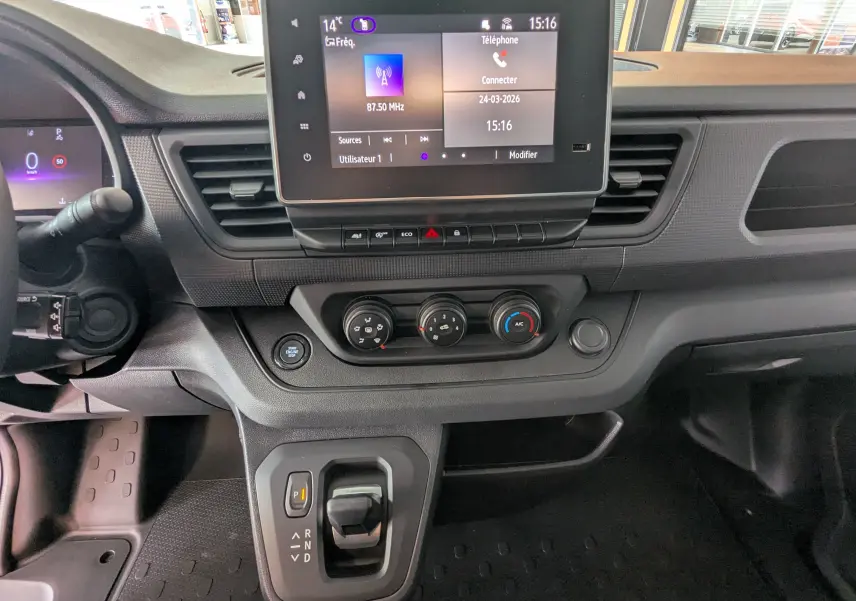 Vue intérieure centrée sur la console centrale du Renault Trafic cabine approfondie 2025 avec écran tactile et commandes climatisation.