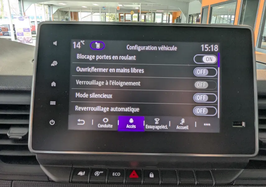 Écran tactile central du Renault Trafic Cabine Approfondie 2025 affichant les réglages d'accès et sécurité.