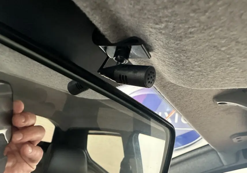 Gros plan intérieur sur le rétroviseur avec micro intégré de l'AIXAM AMBITION 0.5 CROSSOVER blanc, côté conducteur.