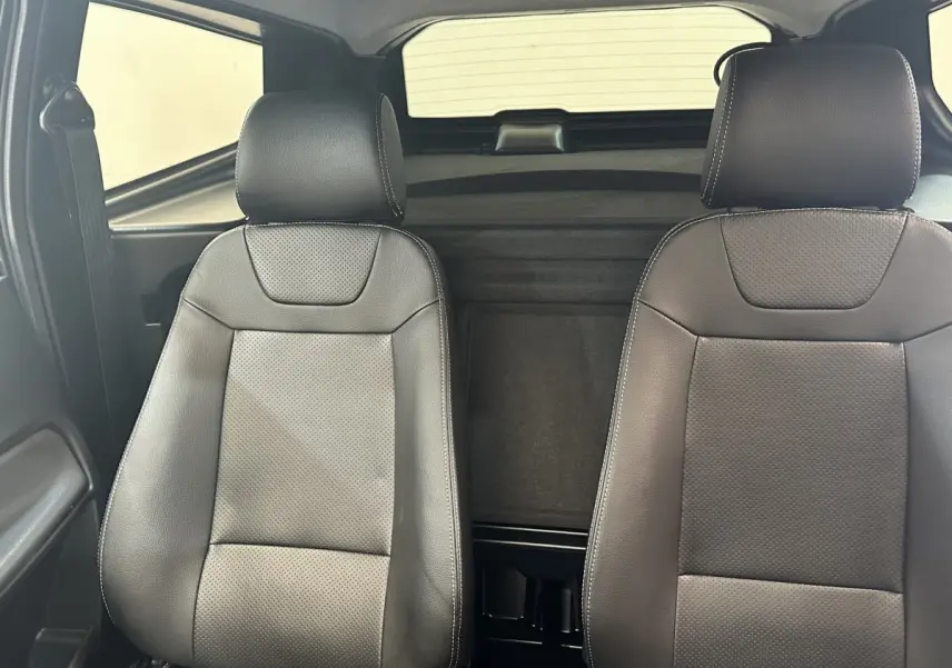 Vue intérieure frontale des sièges avant en cuir noir de l'AIXAM AMBITION 0.5 CROSSOVER PREMIUM 2026.