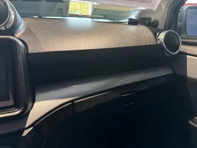 Vue rapprochée de la planche de bord noire et blanche de l'AIXAM AMBITION 0.5 CROSSOVER PREMIUM 2026.