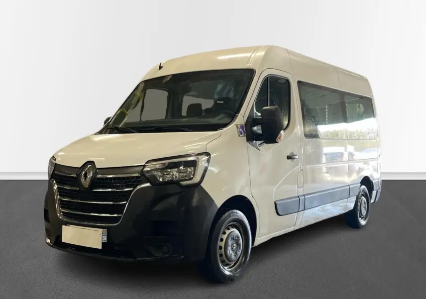 Renault Master blanc en 3/4 avant droit, fourgon TPMR avec rampe arrière et marchepied latéral visible.
