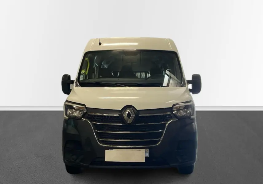 Vue frontale d’un Renault Master blanc 2020 avec calandre noire et rétroviseurs latéraux noirs sur fond neutre.