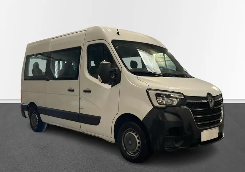 Renault Master blanc en 3/4 avant droit, fourgon TPMR avec grandes fenêtres latérales et marchepied visible.