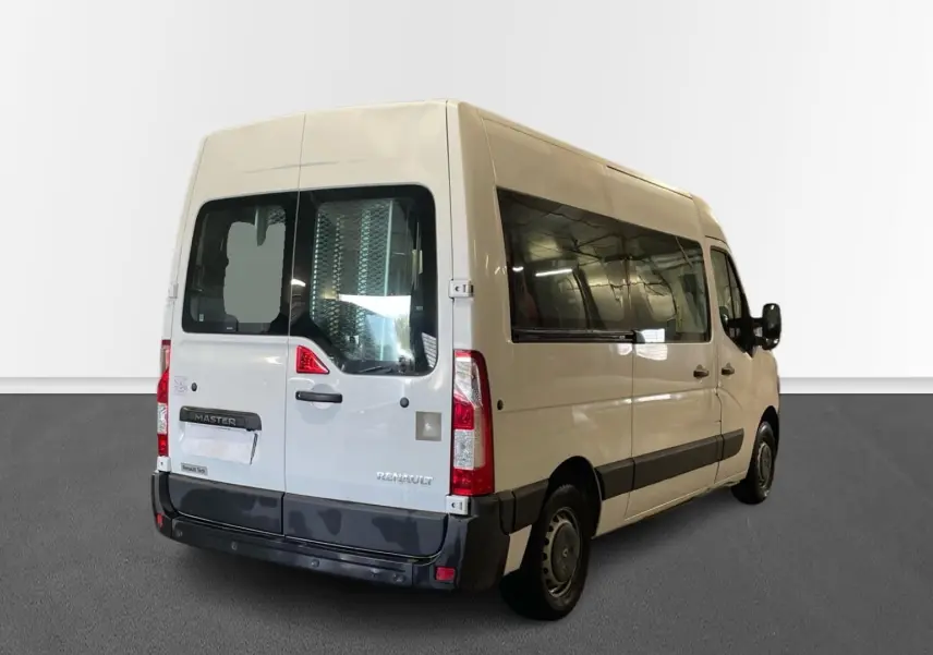 Vue 3/4 arrière droite d’un Renault Master blanc avec grandes vitres latérales et porte arrière vitrée.