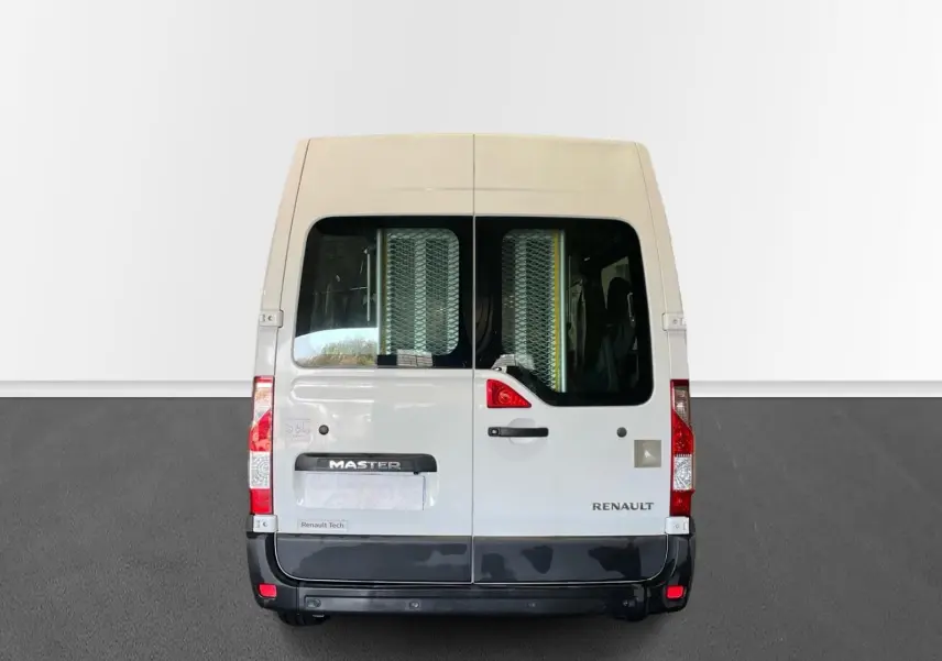 Vue arrière d’un Renault Master blanc 2020 avec portes vitrées et rampe d’accès visible à l’intérieur.