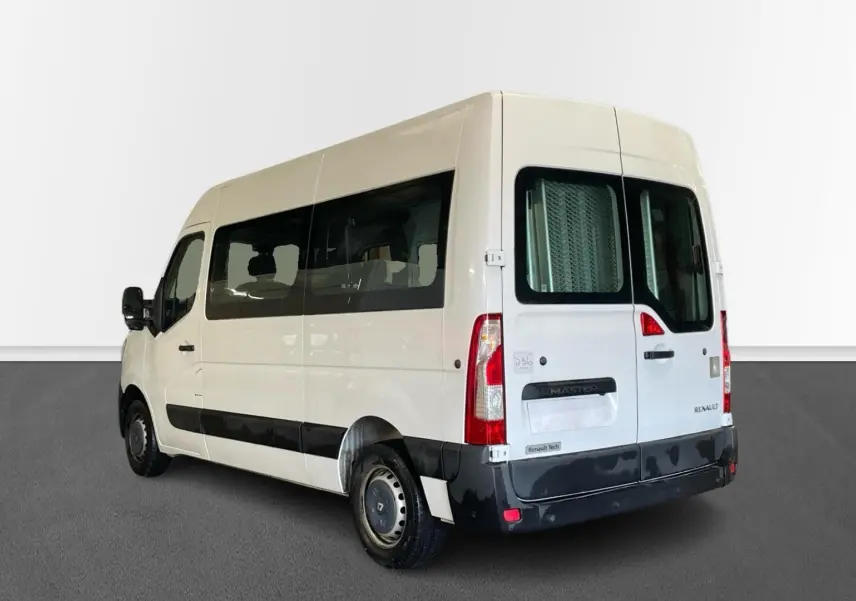Vue 3/4 arrière droite d’un Renault Master blanc avec vitres latérales teintées et porte arrière vitrée.