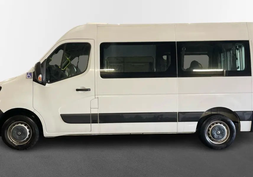 Profil gauche d’un Renault Master blanc TPMR 2020 avec grandes fenêtres latérales et rampe arrière visible.