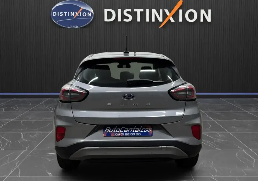 Vue arrière d'une Ford Puma gris solar 2023, avec feux arrière LED et logo distinctif sur le hayon.