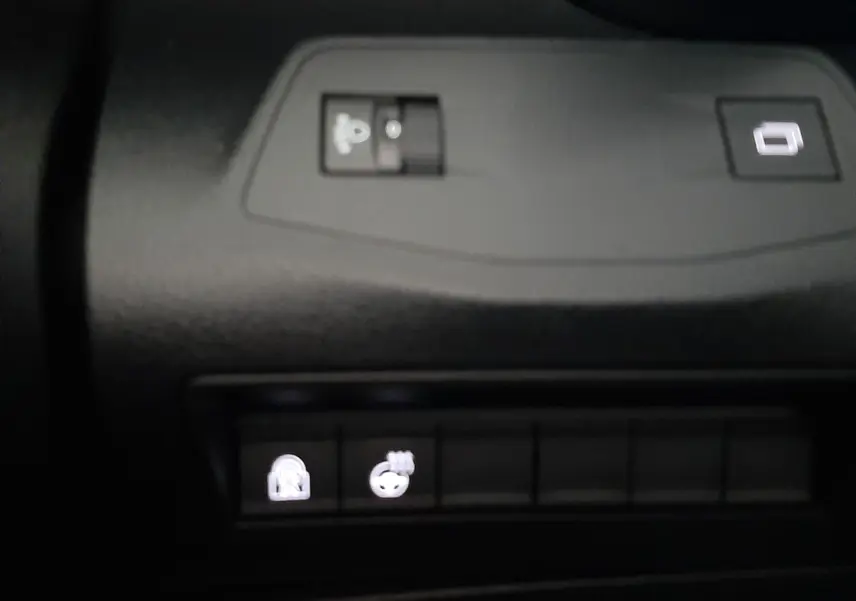 Gros plan sur les commandes éclairées du tableau de bord intérieur du Citroën Berlingo Bleu Kiama 2026.
