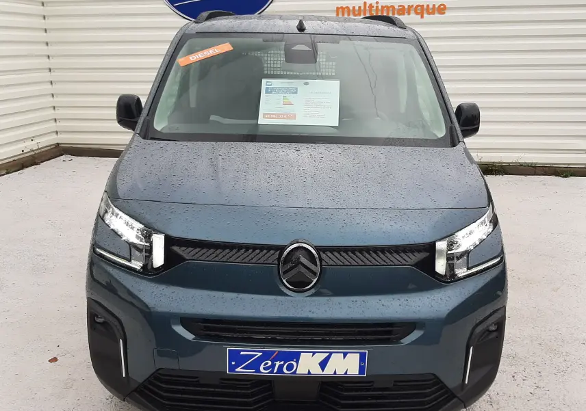 Vue avant d'un Citroën Berlingo bleu Kiama 2026 avec plaques "Zéro KM" et étiquette diesel sur pare-brise.