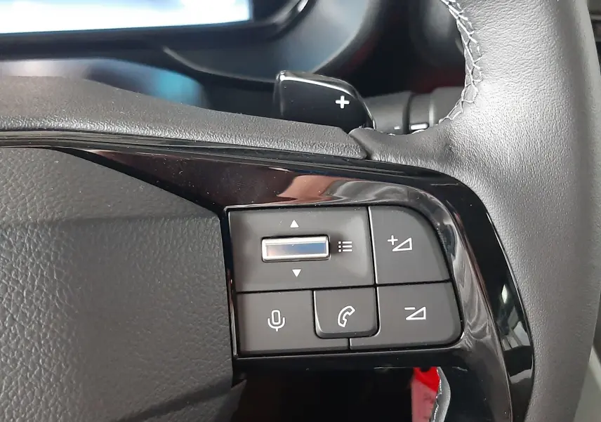 Gros plan sur les commandes multifonctions noires à droite du volant du Citroën Berlingo 2026, finition tissu gris-noir.