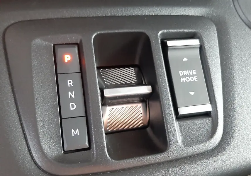 Gros plan sur la commande de boîte automatique et le sélecteur de mode de conduite du Citroën Berlingo M 1.5 BlueHDi 130ch.