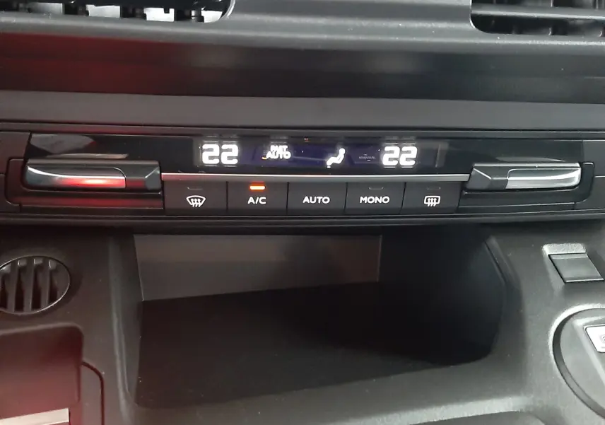Vue rapprochée de la console centrale du Citroën Berlingo 2026, affichant la climatisation digitale à 22°C.