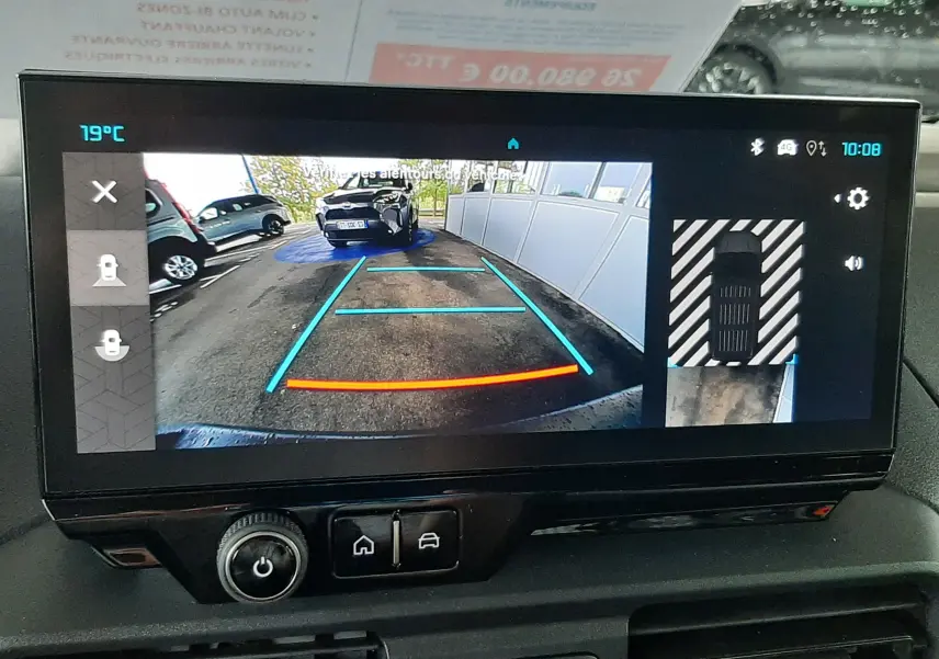 Vue de l'écran intérieur montrant la caméra de recul du Citroën Berlingo bleu Kiama avec guidage de trajectoire.