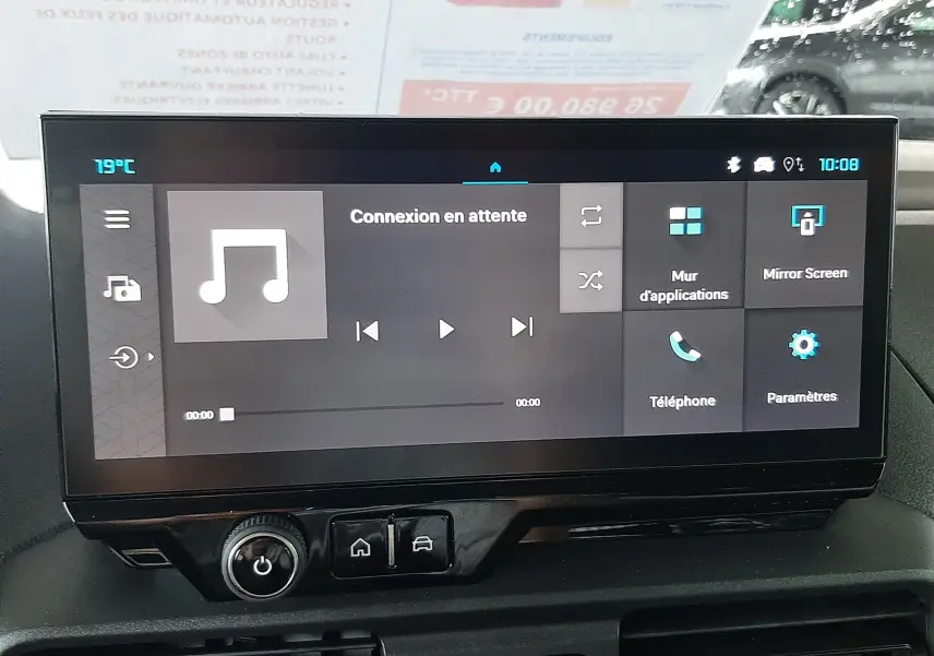 Écran tactile central allumé du Citroën Berlingo 2026, affichant l'interface multimédia avec options de connexion et réglages.