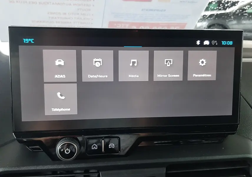 Écran tactile central du tableau de bord du Citroën Berlingo Bleu Kiama, affichant les options multimédia et paramètres.