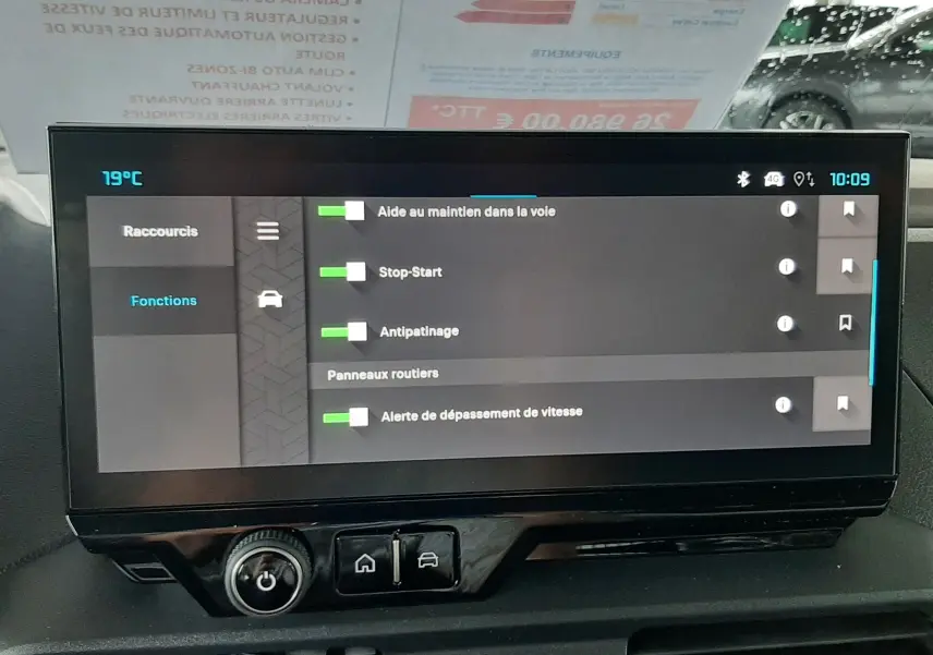 Écran tactile central du tableau de bord du Citroën Berlingo 2026 affichant les fonctions d'aide à la conduite.