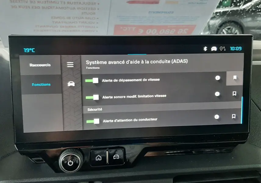 Écran tactile du système d'aide à la conduite sur tableau de bord intérieur du Citroën Berlingo 2026.