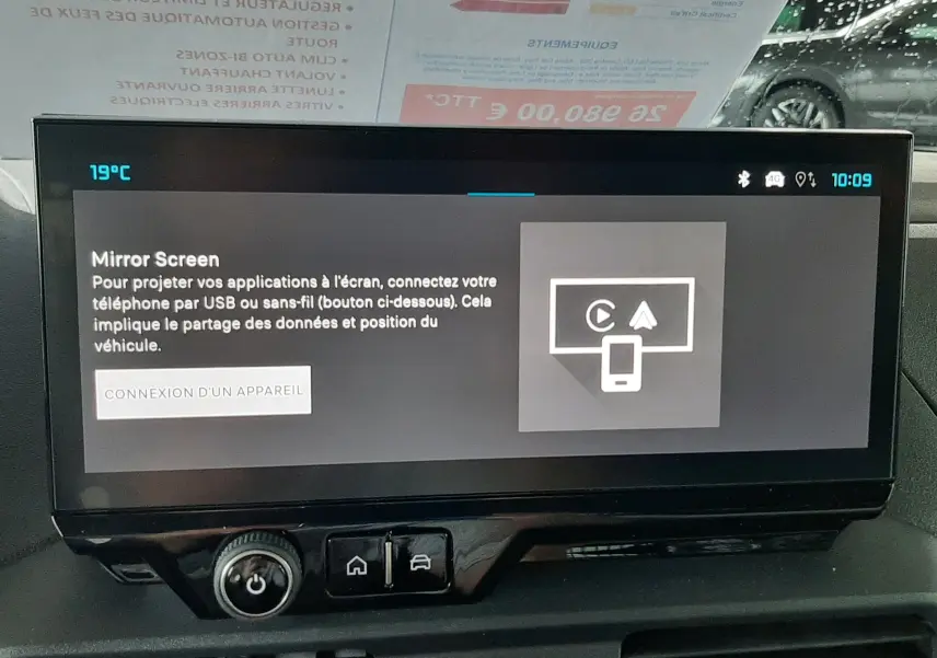 Écran tactile central du Citroën Berlingo 2026, vue intérieure frontale avec commandes et ventilation visibles.