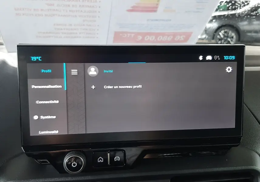 Vue intérieure du tableau de bord du Citroën Berlingo 2026, écran tactile central avec menu profil affiché.