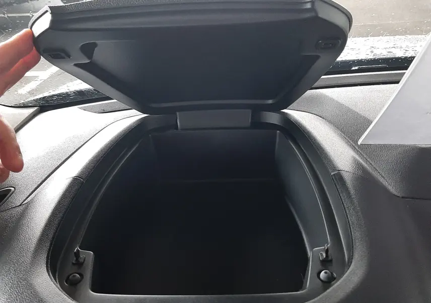 Vue intérieure du coffre de rangement ouvert sur le tableau de bord du Citroën Berlingo 2026, sans couleur visible.