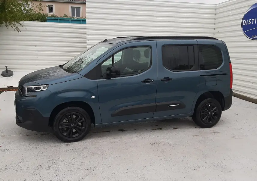 Citroën Berlingo M 1.5 BlueHDi 130ch en bleu Kiama, vue de profil côté gauche avec jantes noires et vitres teintées.