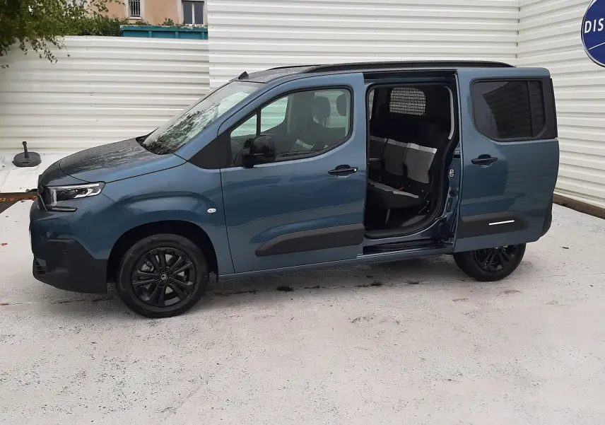 Vue latérale gauche d'un Citroën Berlingo bleu Kiama 2026 avec porte coulissante ouverte montrant l'intérieur.