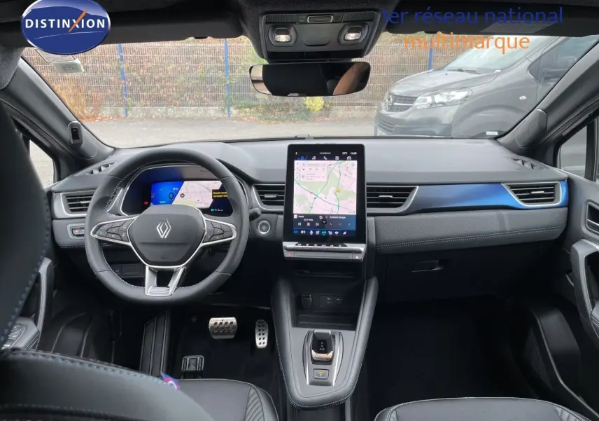 Vue intérieure avant du Renault Symbioz gris cassiopée, avec tableau de bord numérique et écran tactile central vertical.