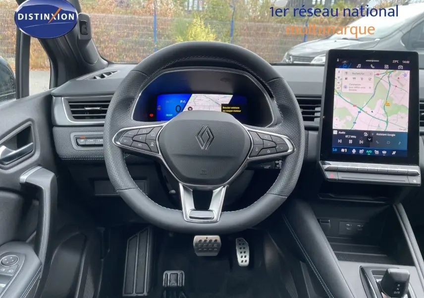 Vue intérieure centrée sur le volant Renault Symbioz 2026, avec tableau de bord numérique et écran tactile GPS.