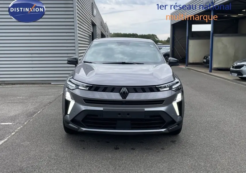 Vue avant d'une Renault Symbioz gris cassiopée métal avec éclairage LED distinctif et calandre moderne.