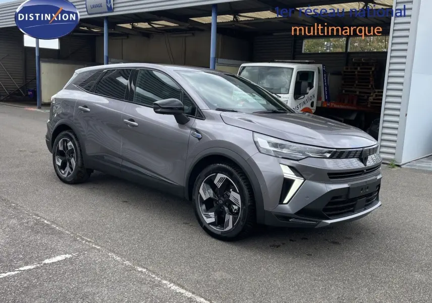 Renault Symbioz gris cassiopée métal, vue 3/4 avant droit, SUV hybride avec jantes modernes et calandre distinctive.