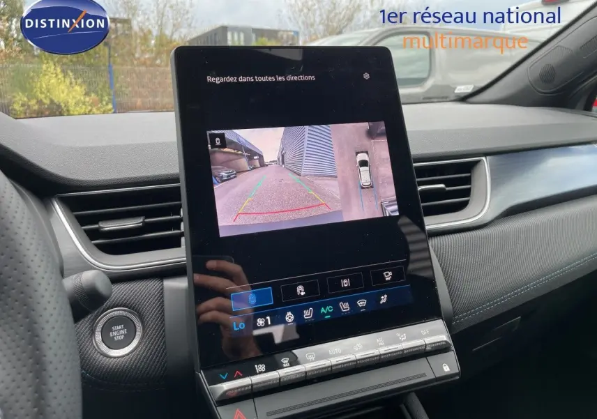 Vue intérieure du tableau de bord du Renault Symbioz 2026, écran tactile affichant la caméra de recul, finition gris cassiopée métal.