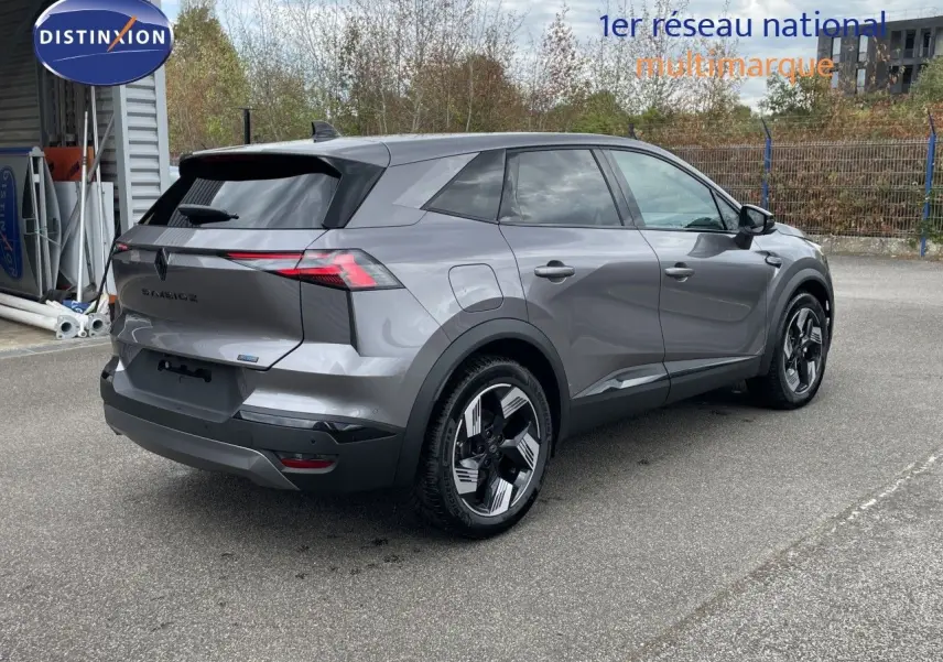 Vue 3/4 arrière droite du Renault Symbioz gris cassiopée métal avec jantes stylisées et feux arrière LED fins.